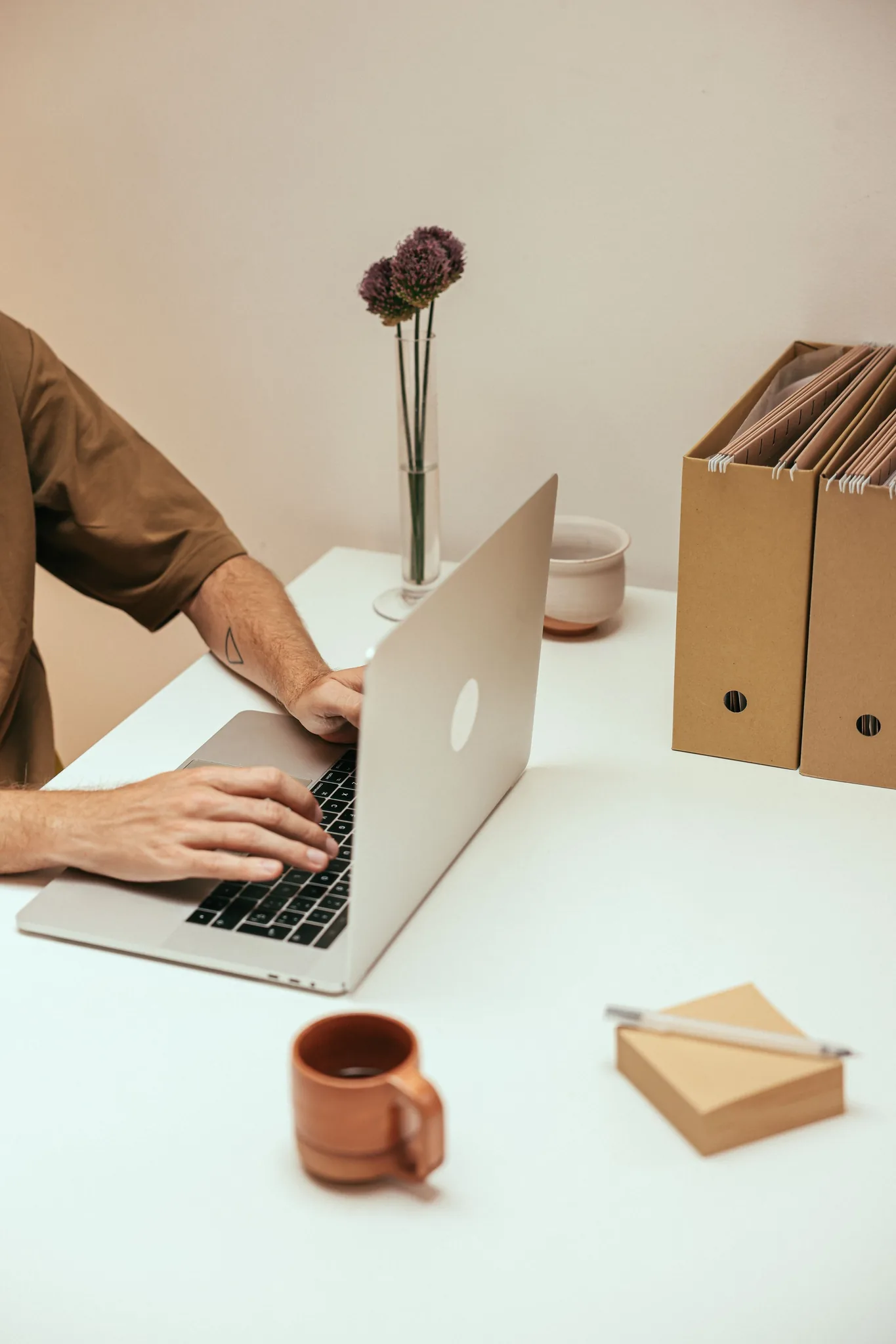 Praca na laptopie przy biurku w domowym biurze